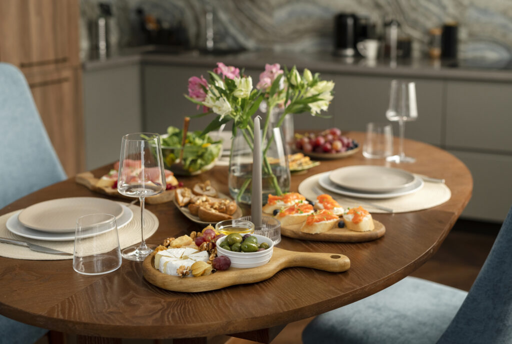 Table à manger ronde - repas avec des invités