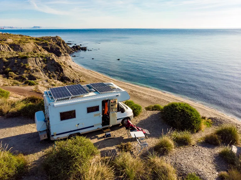 panneaux-solaires-pour-camping-car-route-du-meuble